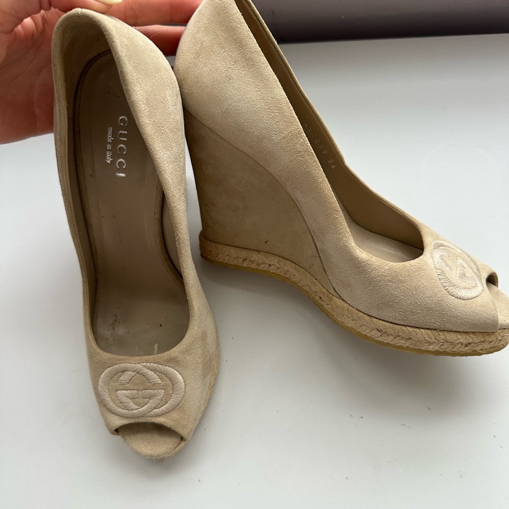 Gucci Cream Peep-Toe Heels with Logo - Picture 2 of 4